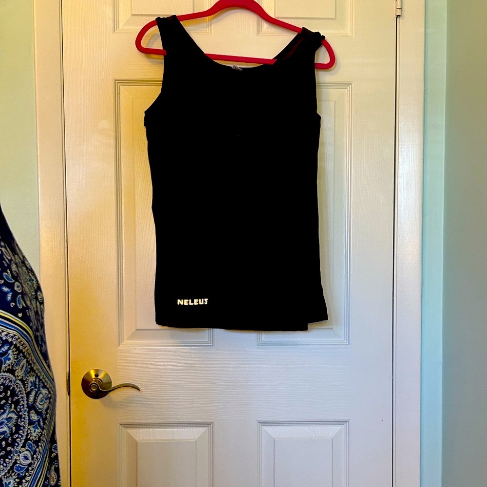 Workout tank with built-in shelf bra